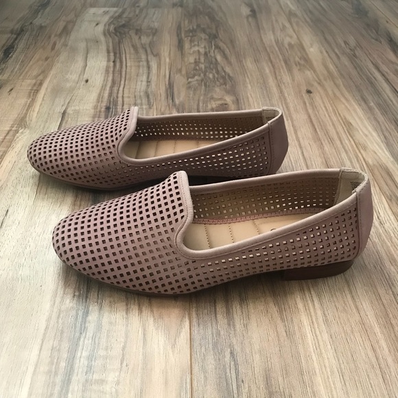 Me Too Nude Pink Laser Cut Leather Loafer Flats - Picture 2 of 8